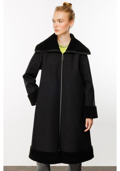 Softy Kol ve Yaka Kürk Detaylı Hafif Rahat Kulanım Sunan Içi Polar Kaplı Kap Manto-Siyah