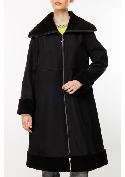 Softy Kol ve Yaka Kürk Detaylı Hafif Rahat Kulanım Sunan Içi Polar Kaplı Kap Manto-Siyah
