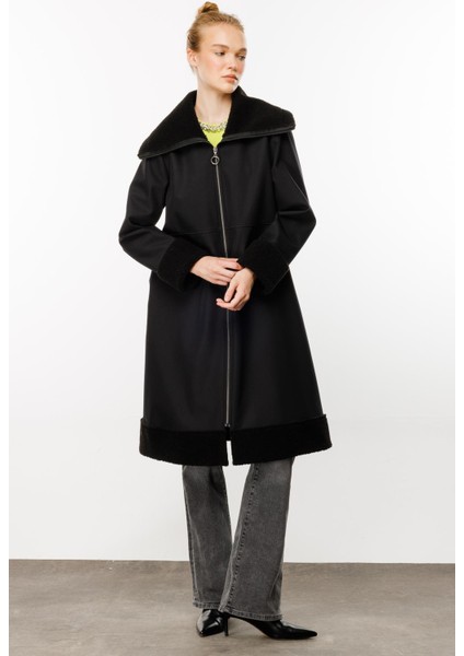 Softy Kol ve Yaka Kürk Detaylı Hafif Rahat Kulanım Sunan Içi Polar Kaplı Kap Manto-Siyah