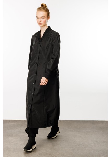 El Işi Yaka ve Kol Detaylı Iç Bedeni Dolgulu Özel Kaban Manto-Siyah