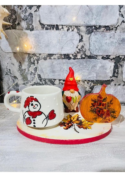 Renkli Fincan Takımı ve Noel Baba Figürlü Dekorasyon Objesi