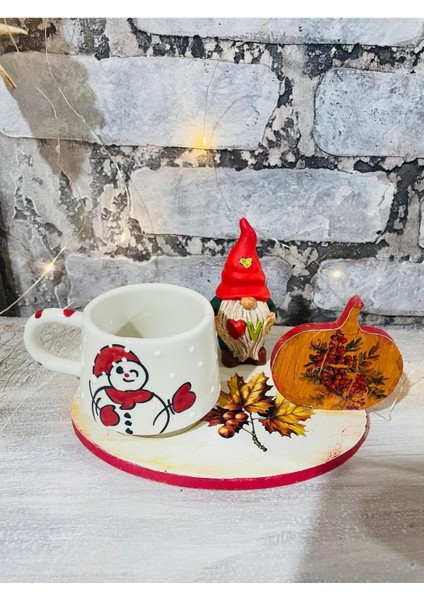 Renkli Fincan Takımı ve Noel Baba Figürlü Dekorasyon Objesi fiyatları