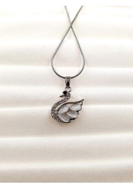 Kuğu Figürlü Altın Kolye – Zirkon Taşlı, Inci Efektli Kanat, Zarif Tasarım