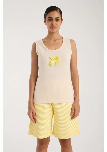 Kadın Beyaz Kurdele Detaylı Sarı Çizgili Şortlu Pijama Takımı