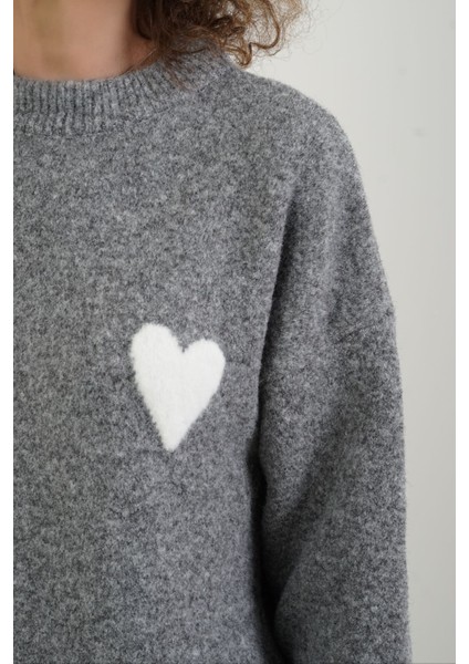 Füme Melanj Yumuşak Dokulu Kalpli Triko Kazak modelleri