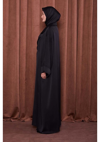 Siyah Taş Broş Detaylı Saten Ferace