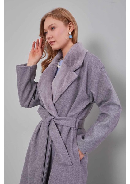 Gri Peluş Detaylı Kaşe Kaban