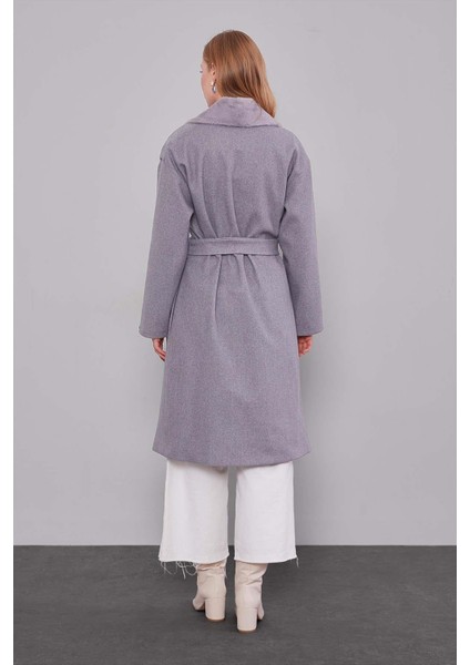 Gri Peluş Detaylı Kaşe Kaban