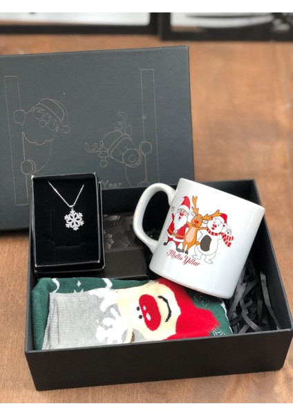 Yılbaşı Temalı Kutuda Baskılı Kupa, Noel Çorabı ve Kar Tanesi Kolye Hediye Seti