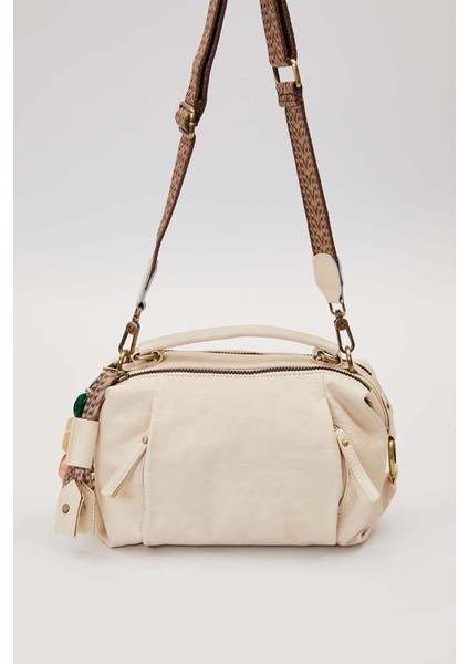 Beyaz Çoklu Aksesuar Detaylı Omuz Çantası