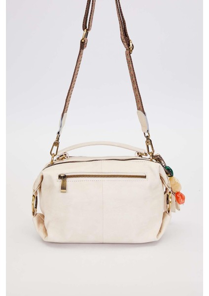 Beyaz Çoklu Aksesuar Detaylı Omuz Çantası fırsatları