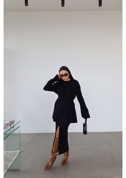 Önden Yırtmaçlı Aksesuar Detaylı Triko Etek