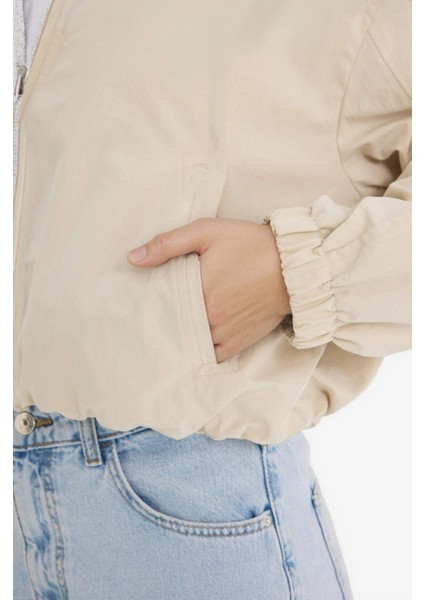 Su Geçirmez Regular Fit Kapüşonlu Fermuarlı Crop Mont E8625AX25AU fiyatları