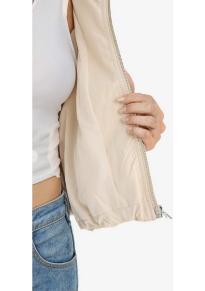 Su Geçirmez Regular Fit Kapüşonlu Fermuarlı Crop Mont E8625AX25AU modelleri