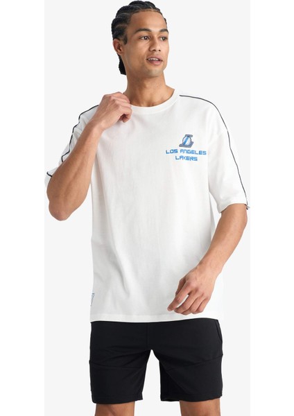 NBA Los Angeles Lakers Oversize Geniş Kalıp Bisiklet Yaka Kısa Kollu Tişört F1081AX25AU fırsatları