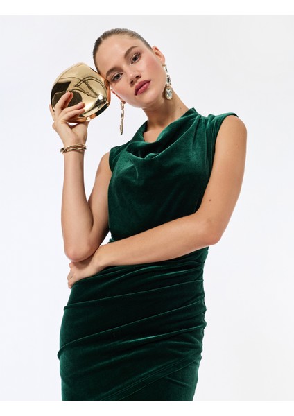 Kolsuz Degaje Yaka Asimetrik Kesim Kadife Mini Elbise