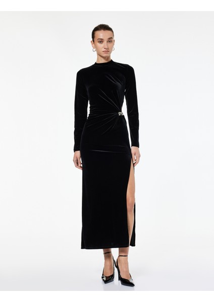 Slim Fit Uzun Kollu Önden Yırtmaçlı Pencere Detaylı Dik Yaka Taşlı Uzun Kadife Elbise modelleri