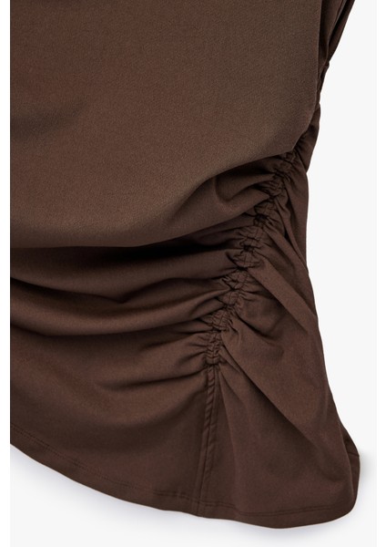 Kolsuz Drape Detaylı Asimetrik Tişört modelleri