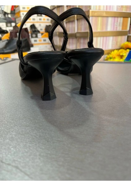 Siyah 6 cm Kadeh Topuk Simetri Sivriburun Arkası Açık Kadın Topuklu Ayakkabı