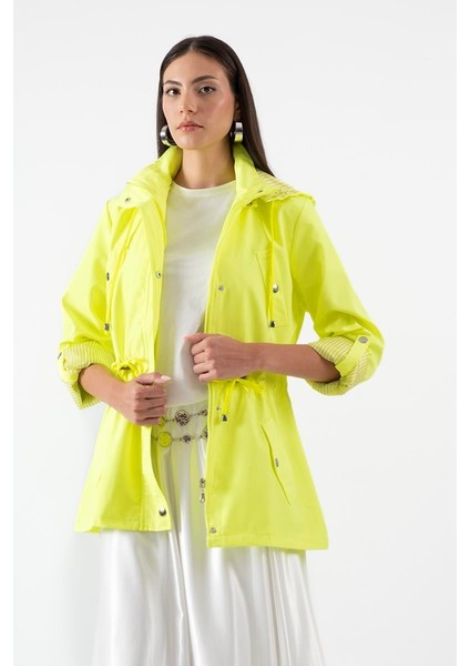 Goudot Kapüşonlu Mevsimlik Parka – Beli Büzgülü, Çıtçıt Detaylı Açık Yeşil fırsatları