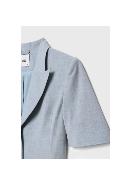 Kadın Kısa Kollu Ceket Viskon Kumaş ve Kırlangıç Yaka ile İş Tarzında Şık Tasarım