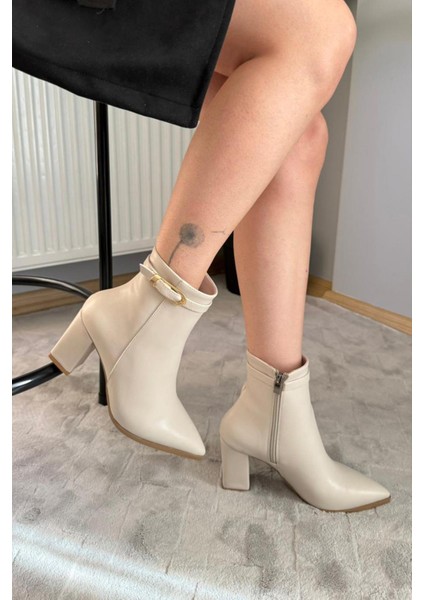 Kadın Julia Bej Deri Yandan Fermuarlı Toka Detaylı Kalın Topuklu Sivri Burunlu Günlük Bot fiyatları