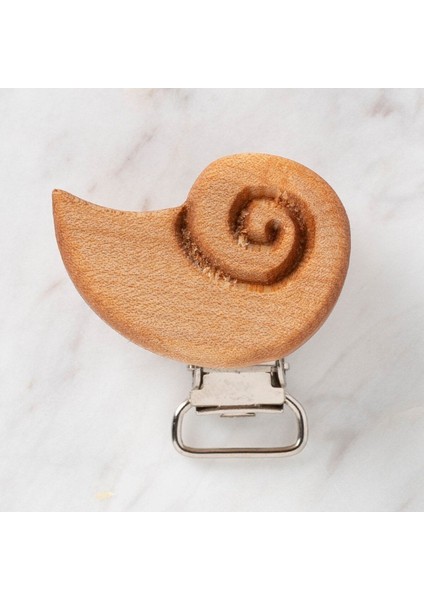 Organik Ahşap Salyangoz Figürlü Emzik Klipsi, Bebeğe Uygun ve Güvenli Tasarım