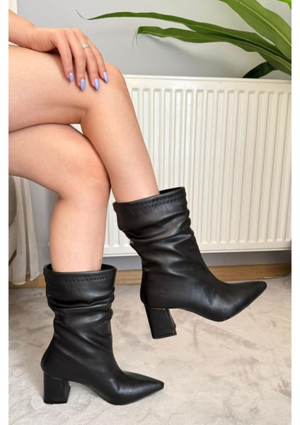 Kadın Nomire Siyah Deri Büzgülü Sivri Burun Kalın Topuklu Bot