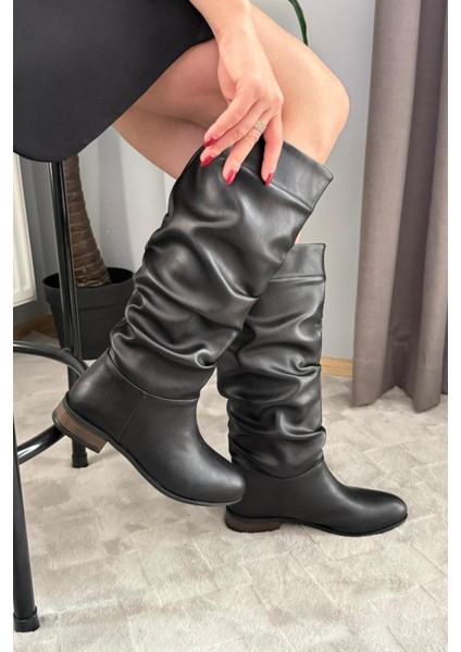 Kadın Mika Siyah Deri Düz Taban Büzgülü Diz Altı Boy Çekme Çizme