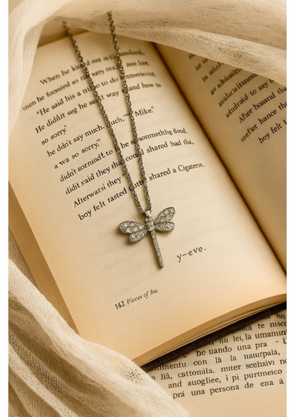 Pırlanta Işıltılı Yusufçuk Figürlü Kolye