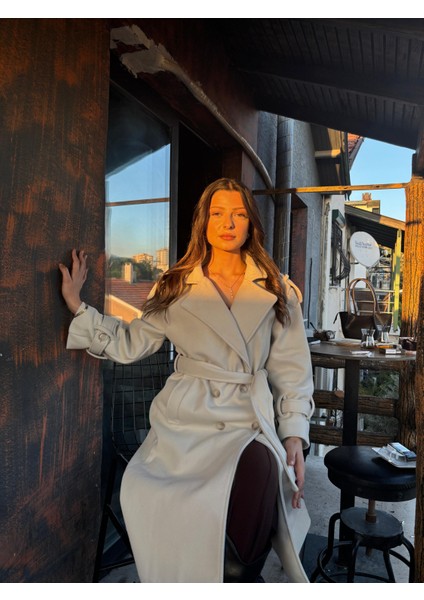 Omuzları Apolet Kuşak Detaylı Kadın Kaşe Kaban