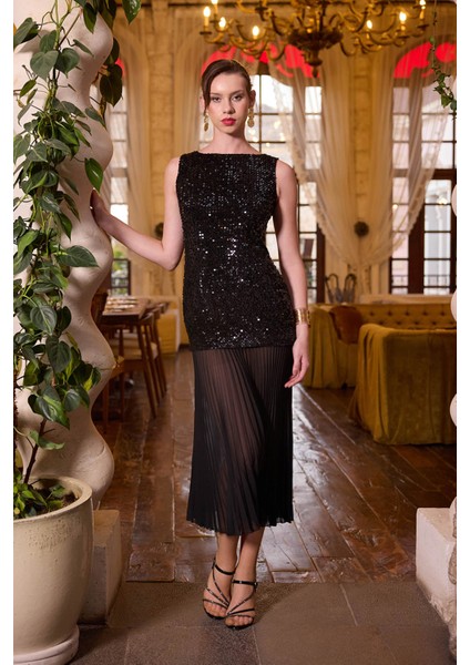 Eteği Tüllü Pullu Elbise