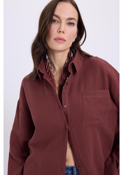 Kadın Oversize Geniş Kesim %100 Pamuk Müslin Kumaş Uzun Kollu Cepli Dokulu Kahverengi Gömlek