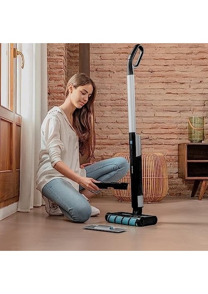 Wash Elektrikli Paspas, 40W, 40 Dakika Çalışma Süresi, Wet Jalisco Emici Silindir, 420 ml Temiz ve 150 ml Kirli Su Tankı, Otomatik Püskürtme, Kendini Temizleme Istasyonu modelleri