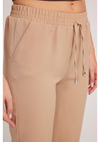 Kadın Relax Fit Rahat Kesim Yüksel Bel Dar Paça Beli Lastikli Bağcıklı bej Pantolon modelleri
