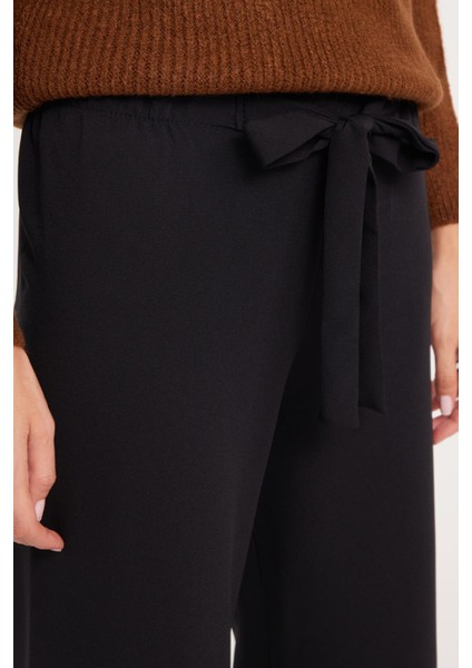 Kadın Relax Fit Rahat Kesim Lastikli Kuşak Bağlamalı Geniş Paça Siyah Pantolon modelleri