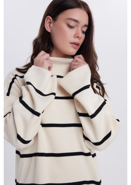 Kadın Oversize Geniş Kesim Yarım Balıkçı Yaka Çizgili Beyaz Kazak