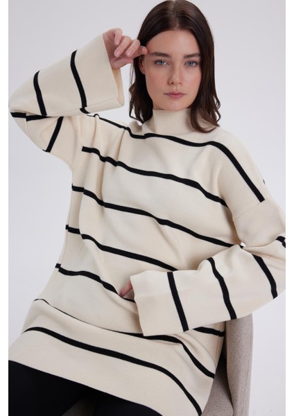 Kadın Oversize Geniş Kesim Yarım Balıkçı Yaka Çizgili Beyaz Kazak fiyatları