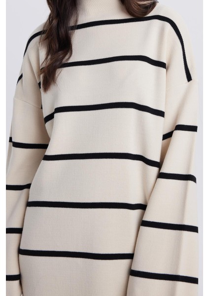 Kadın Oversize Geniş Kesim Yarım Balıkçı Yaka Çizgili Beyaz Kazak modelleri