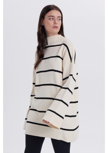 Kadın Oversize Geniş Kesim Yarım Balıkçı Yaka Çizgili Beyaz Kazak fırsatları