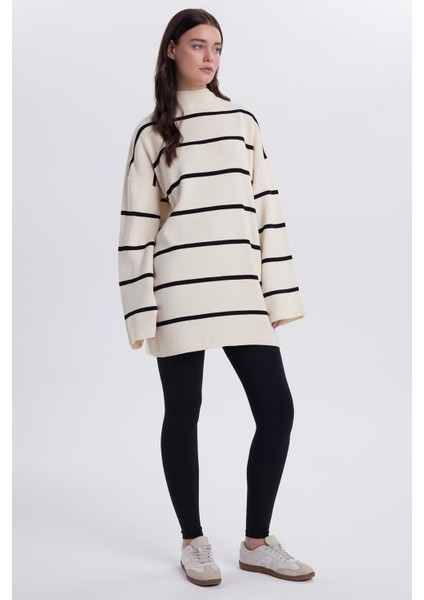 Kadın Oversize Geniş Kesim Yarım Balıkçı Yaka Çizgili Beyaz Kazak indirimleri