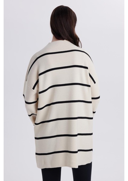 Kadın Oversize Geniş Kesim Yarım Balıkçı Yaka Çizgili Beyaz Kazak
