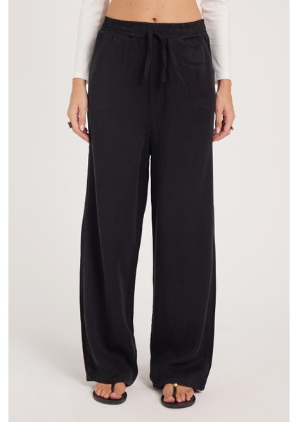 Kadın Regular Fit Klasik Kesim Pamuklu Geniş Paça Siyah Pantolon
