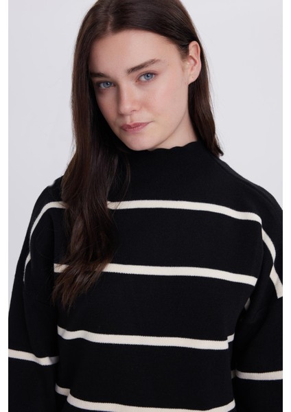 Kadın Oversize Geniş Kesim Yarım Balıkçı Yaka Çizgili Siyah Kazak indirimleri