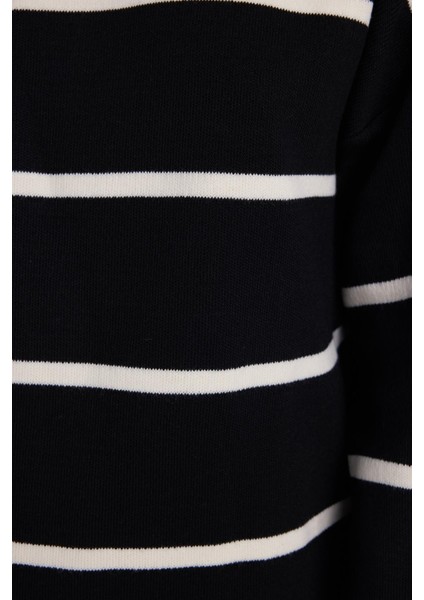 Kadın Oversize Geniş Kesim Yarım Balıkçı Yaka Çizgili Siyah Kazak