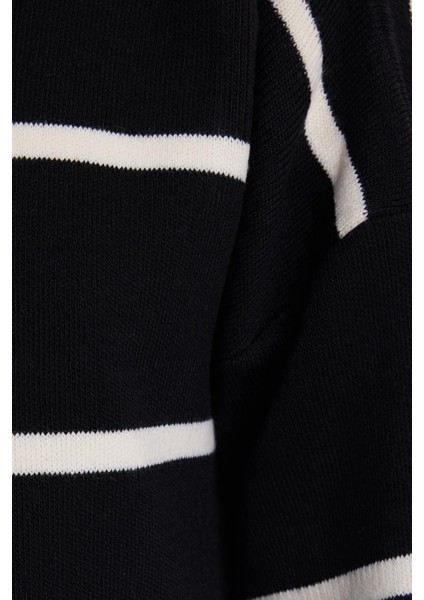 Kadın Oversize Geniş Kesim Yarım Balıkçı Yaka Çizgili Siyah Kazak