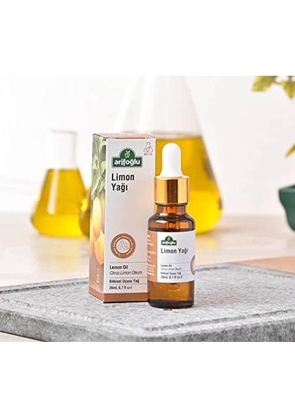 Arifoğlu Limon Yağı, Saf ve Doğal Limon Özlerinden Elde Edilmiştir. 20ML&APOS;LIK Şişesiyle, Ferahlatıcı ve Canlı Bir Aroma Sunar. Cildinize Tazelik ve Enerji Katar.
