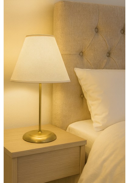 Metal Gold Ayaklı ve Beyaz Kumaş Başlıklı Abajur