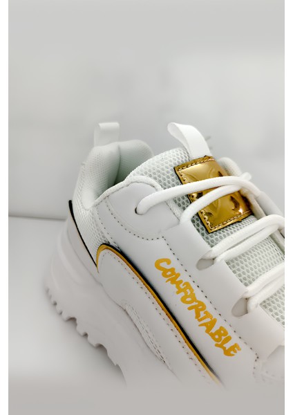 Beyaz Kalın Tabanlı Spor Ayakkabı – Altın Detaylı, Rahat ve Şık