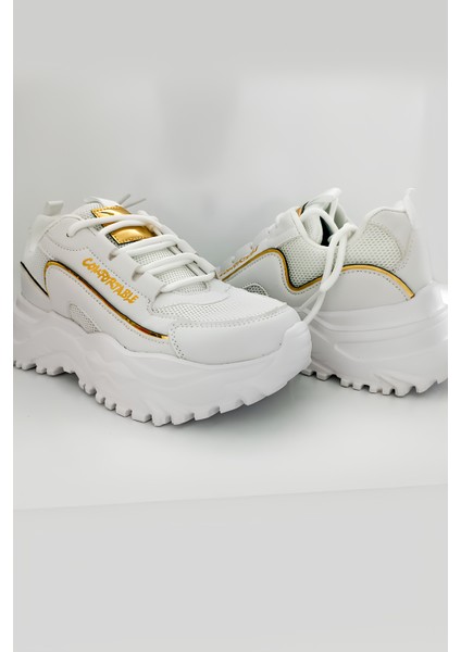 Beyaz Kalın Tabanlı Spor Ayakkabı – Altın Detaylı, Rahat ve Şık